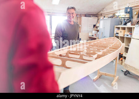 Male charpentiers bateau en mouvement dans l'atelier Banque D'Images