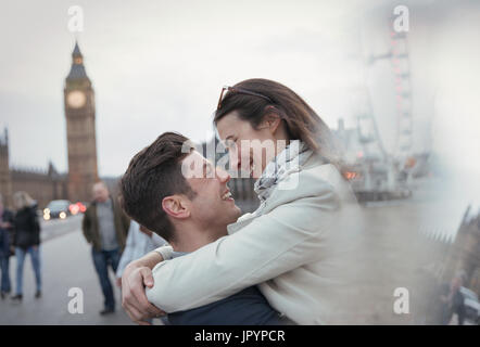 Romantique, affectionate couple hugging touristes près de Big Ben, London, UK Banque D'Images