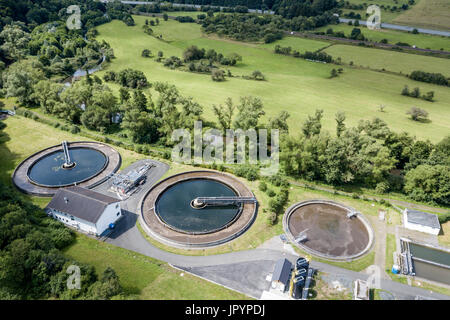 Vue aérienne d'une petite usine de traitement des eaux usées Banque D'Images