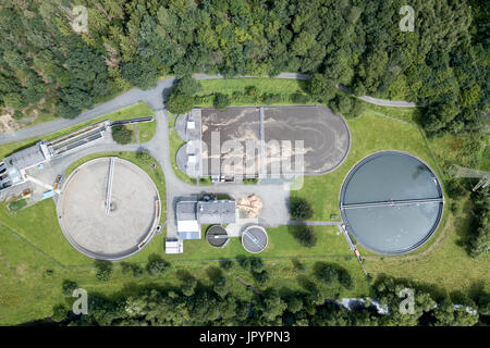 Vue aérienne d'une petite usine de traitement des eaux usées Banque D'Images