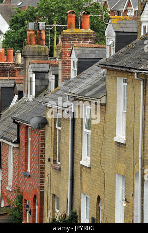 Une rangée de maisons mitoyennes ou des maisons sur une colline à différents niveaux Banque D'Images