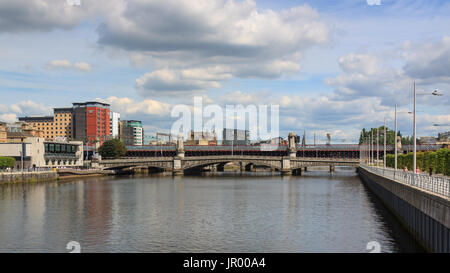 La vue le long de la rivière Clyde à Glasgow, en Écosse. Banque D'Images