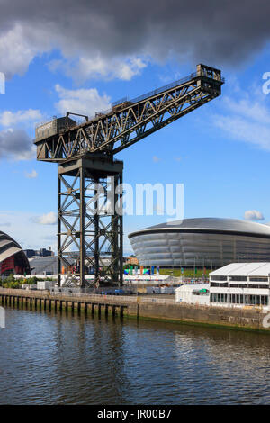 L'Finnieston Crane est une ancienne grue en porte-à-faux sur les rives de la rivière Clyde à Glasgow, en Écosse. Derrière la grue est l'ETI Hydro arena. Banque D'Images