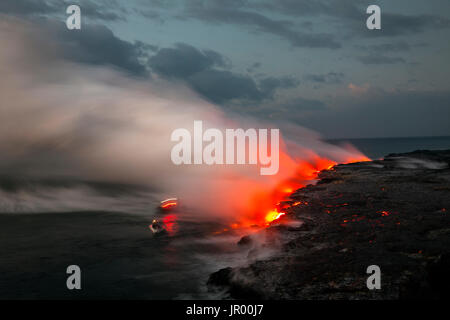 HI00335-00...Hawai'i - Lava qui se jettent dans l'océan Pacifique de l'est le riff Zoneof Kilauea Volcano sur l'île d'Hawai'i. Banque D'Images