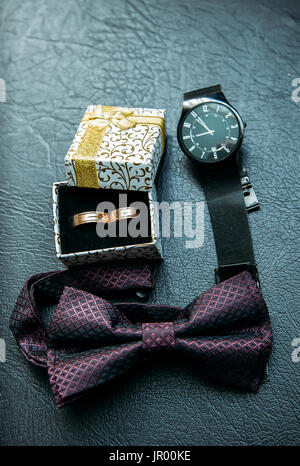 Accessoires pour mariage mariés à : montres, noeud papillon et joints toriques. Banque D'Images