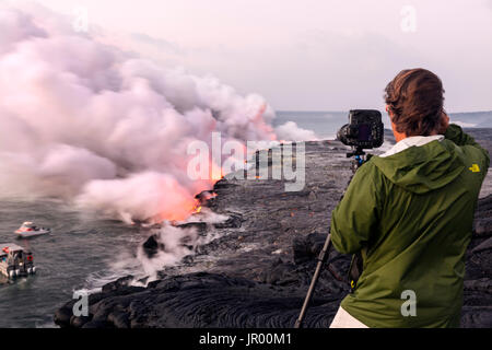 HI00344-00...Hawai'i - Lava qui se jettent dans l'océan Pacifique de l'est le riff Zoneof Kilauea Volcano sur l'île d'Hawai'i. Banque D'Images