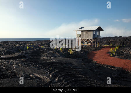 HI00348-00...Hawai'i - maison construit dans un champ de lave près de la ville de Kalapana sur l'île d'Hawai'i. Banque D'Images