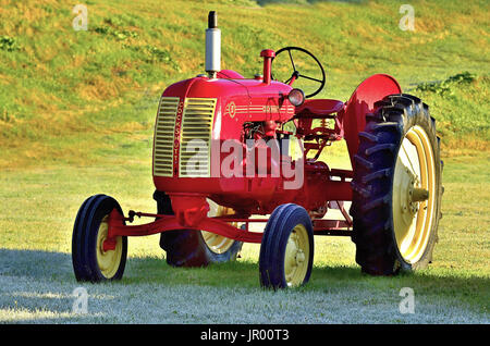 Un tracteur agricole Cockshutt rouge restauré à son état original garé dans un champ agricole sur un matin d'automne à New Brunswick Canada Banque D'Images