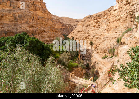 Monastère orthodoxe Saint Georges est situé à Wadi Qelt. Le sixième siècle accroché à flanc de falaise, avec son ancienne chapelle et jardins, est toujours inhabite Banque D'Images