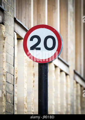 Limite de vitesse 20MPH mph 20 signes - zones de limitation de vitesse sont plus communs dans les villes britanniques maintenant Banque D'Images