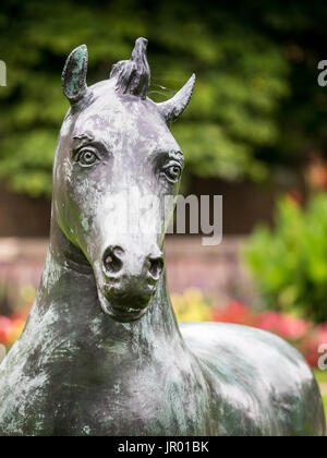 Cheval en bronze sculpture par Barry Flanagan dans la première zone du Tribunal, Jesus College, Cambridge. Une partie de l'Université de Cambridge, Royaume-Uni. Banque D'Images