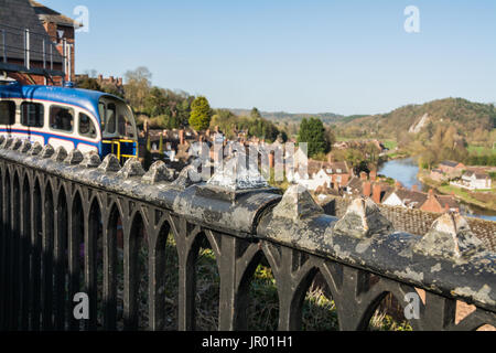 Une vue sur la falaise de fer automobile à partir de la terrasse du château avec la rivière Severn en arrière-plan, Bridgnorth, Shropshire, au Royaume-Uni. Banque D'Images