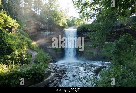 Rayons de soleil sur les chutes de Minnehaha à Minneapolis, Minnesota, USA. Banque D'Images