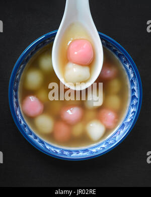 Le riz gluant tangyuan sucré potage dessert mangé lors d'occasions spéciales, en Chine et à Taiwan Banque D'Images