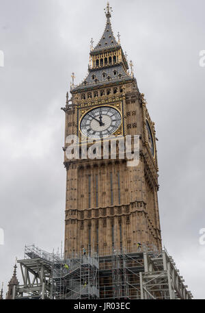 Les échafaudages continue à être érigée sur l'Elizabeth Tower au Palais de Westminster, Londres, dans le cadre des travaux de conservation sur le repère. Banque D'Images