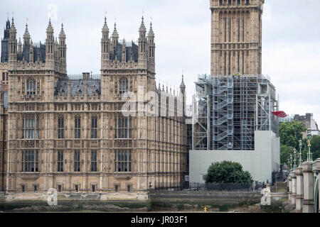 Les échafaudages continue à être érigée sur l'Elizabeth Tower au Palais de Westminster, Londres, dans le cadre des travaux de conservation sur le repère. Banque D'Images