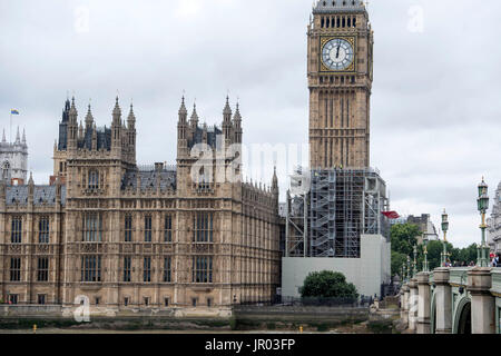 Les échafaudages continue à être érigée sur l'Elizabeth Tower au Palais de Westminster, Londres, dans le cadre des travaux de conservation sur le repère. Banque D'Images