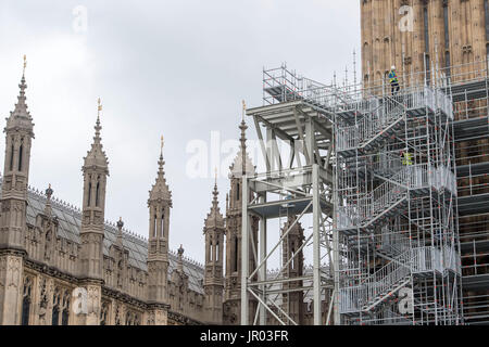 Les échafaudages continue à être érigée sur l'Elizabeth Tower au Palais de Westminster, Londres, dans le cadre des travaux de conservation sur le repère. Banque D'Images