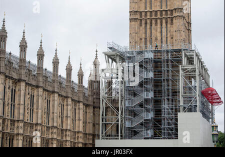 Les échafaudages continue à être érigée sur l'Elizabeth Tower au Palais de Westminster, Londres, dans le cadre des travaux de conservation sur le repère. Banque D'Images