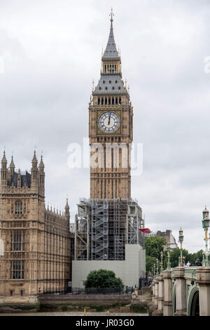 Les échafaudages continue à être érigée sur l'Elizabeth Tower au Palais de Westminster, Londres, dans le cadre des travaux de conservation sur le repère. Banque D'Images