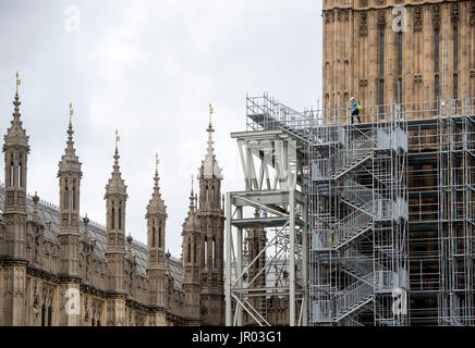 Les échafaudages continue à être érigée sur l'Elizabeth Tower au Palais de Westminster, Londres, dans le cadre des travaux de conservation sur le repère. Banque D'Images