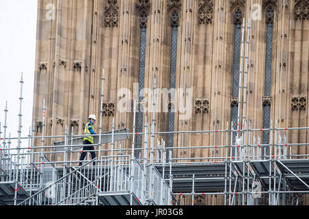 Les échafaudages continue à être érigée sur l'Elizabeth Tower au Palais de Westminster, Londres, dans le cadre des travaux de conservation sur le repère. Banque D'Images