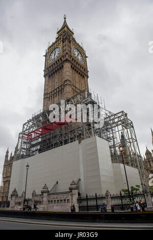 Les échafaudages continue à être érigée sur l'Elizabeth Tower au Palais de Westminster, Londres, dans le cadre des travaux de conservation sur le repère. Banque D'Images