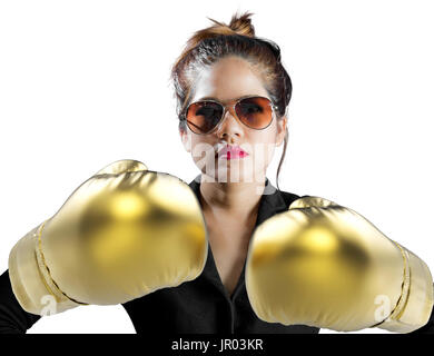 Femme qui se bat avec des gants de boxe d'or sur fond blanc Banque D'Images