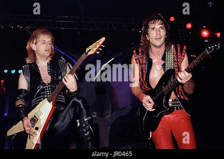 Le guitariste KK Downing et Glenn Tipton de Judas Priest effectue au Nassau Coliseum le 21 mars 1984 à Nassau New York. Credit : mpi04/MediaPunch Banque D'Images