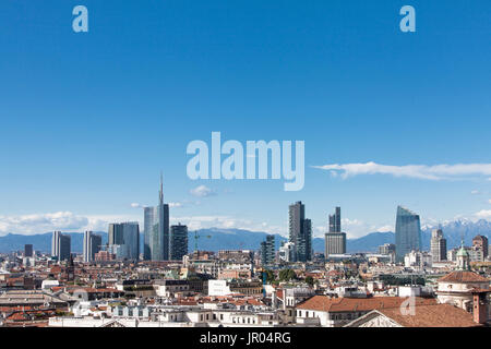 Les toits de Milan avec des bâtiments de la gare Porta Nuova et du projet varesine, le centre d'affaires de Milan Banque D'Images