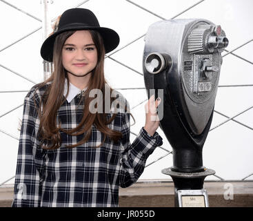 NEW YORK, NY - 03 DÉCEMBRE : Ciara Bravo star actrice de Fox's 'Red Band Society 'visites l'Empire State Building de New York City Crédit : 03,2014 Décembre ,Harry Pluviose/MediaPunch Banque D'Images