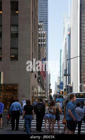 Regardant vers le bas de la 6e Avenue à Manhattan - NEW YORK - USA Banque D'Images