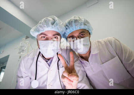 Deux heureux équipe chirurgien. Voir ci-dessous Banque D'Images
