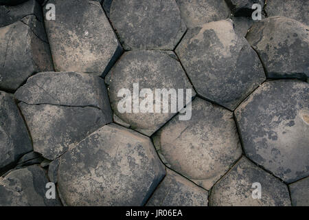 Lit de roches volcaniques basaltiques hexagonales colonnes à la Giant's Causeway Coast - Le Site du patrimoine mondial naturel de l'Irlande du Nord d'Antrim Bushmills Banque D'Images