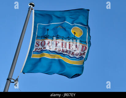 SOUTHEND-ON -SEA, ESSEX, Royaume-Uni - 03 AOÛT 2017 : bannière publicitaire Southend Pier et Foreshore soufflant dans le vent Banque D'Images