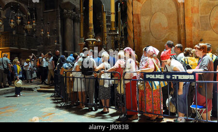 Les gens attendent d'entrer en Jésus tombe vide Banque D'Images