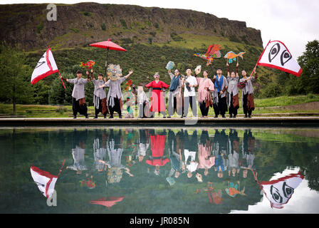 Les artistes du Théâtre National de Chine lors d'un photocall à Holyrood, Édimbourg, pour leur Festival Fringe 2017 Luocha montrent la terre. Banque D'Images