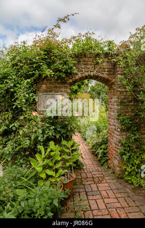 Grâce à une vue d'invitation porte en brique rouge Château de Sissinghurst Garden, Kent, Angleterre, Royaume-Uni. Banque D'Images