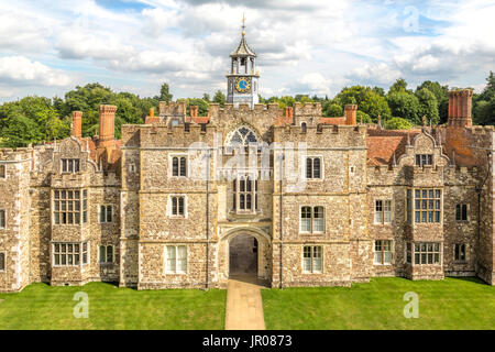 Vue panoramique depuis la Tour Gatehouse de l'entrée principale avec cour de Knole House, Sevenoaks, Kent, Royaume-Uni. Banque D'Images