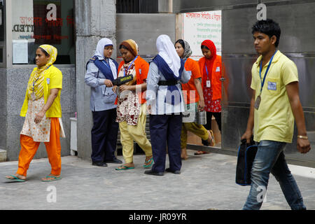 Entrer les travailleurs dans une usine de prêt-à-porter à Gazipur, Bangladesh, le 20 avril 2015. Banque D'Images