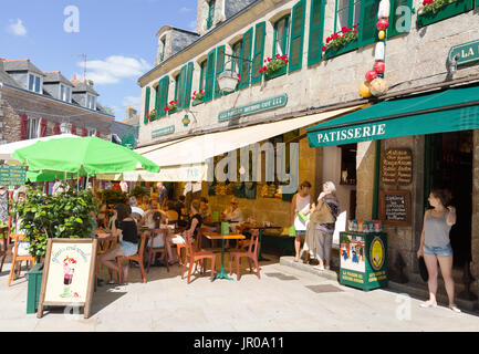 Concarneau Bretagne - les gens à boire un café, Concarneau, ville close, vieille ville ou ville close, Finistère, Bretagne France Europe Banque D'Images