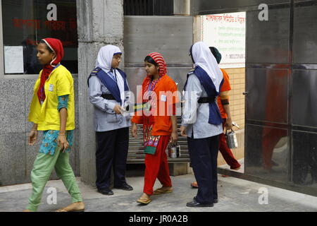 Entrer les travailleurs dans une usine de prêt-à-porter à Gazipur, Bangladesh, le 20 avril 2015. Banque D'Images