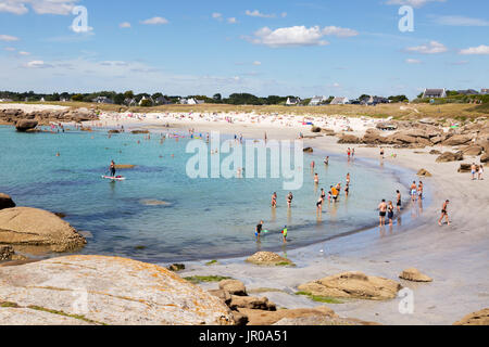 France - personnes bronzer et nager à la plage en été, soleil, Trevignon, Finistère, Bretagne France Europe