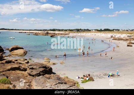 Bretagne beach - personnes bronzer et nager à la plage en été, soleil, Trevignon, Finistère, Bretagne France Europe