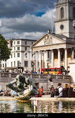 Après-midi ensoleillé à Trafalgar Square Banque D'Images