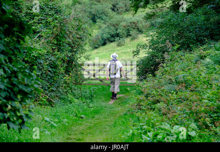 Personne marche sur sentier vers cinq bar gate Banque D'Images