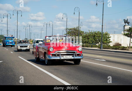 Un millésime 1950 voiture américaine classique prend les touristes pour un taxi tour de La Havane Cuba Banque D'Images