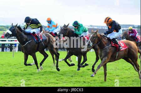 Streaming jet monté par Danny Sheehy (à droite) remporte le gagner gros avec Tote Handicap au cours de la troisième journée du Festival d'été de Galway à Galway Racecourse. Banque D'Images