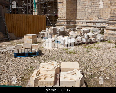 Pierre sculptée récemment pour la restauration de la cathédrale de York dans un chantier des tailleurs de pierre Banque D'Images