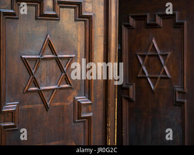 Étoile de David sur les portes en bois, synagogue Pinkas, Prague, République Tchèque Banque D'Images